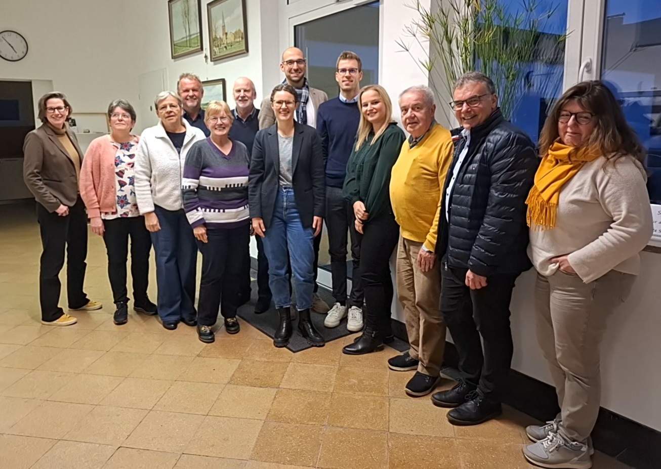 Vorstandsmitglieder und Kommunalvertreter